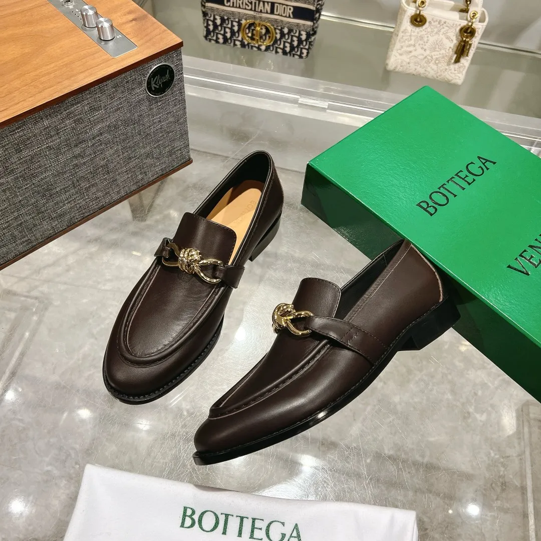 [BV] Top P: 840💰 Size: Female 35-39 (Female 40 custom-made) Male 39-44 (38.45 non-refundable) Bottega Veneta 2024 Autumn and Winter counter style! Small round toe loafers! Imported leather outsole! Imported grained cowhide! Solid color Niuli! !